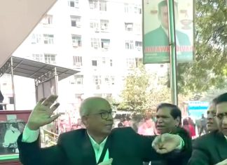 CJI गवई यांच्यावर बुट फेकणाऱ्या राजेश किशोर यांच्यावर चप्पल हल्ला…