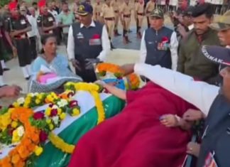 आणी 8 तासाच्या चिमुर्डीने आपल्या वीर वडिलांना पहिला आणी शेवटचा सेल्युट दिला…!