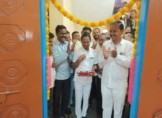 वणीत ज्ञानज्योती सावित्रीमाई फुले वाचनालयाचे लोकनियुक्त सरपंच मधुकर भरसट याचे हस्ते उद्घाटन